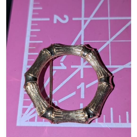 Vintage Avon Brushed & Polished Gold Tone Round  Brooch - Picture 3 of 4